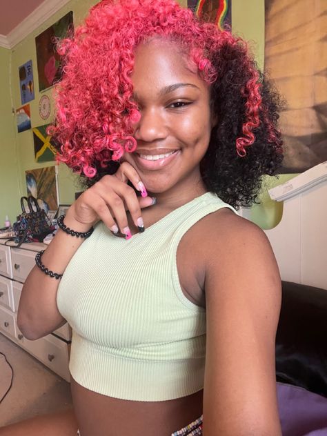 pink curly hair Curly Hair Dye Ideas Pink, Pink Curly Hair Black Women, Hot Pink Curly Hair, Pink Hair Dark Skin, Pink Afro Hair, Pink Natural Hair, Neapolitan Hair, Curly Pink Hair, Pink Curly Hair