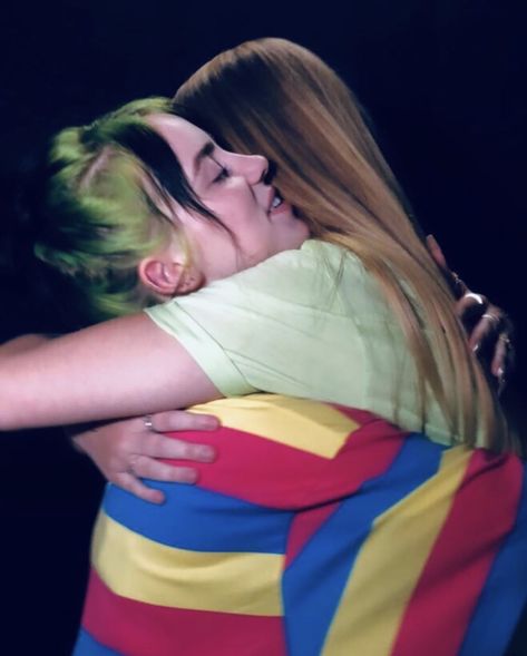 Meeting Billie Eilish, Billie Eilish Meet And Greet, Billie Eilish Hugging Fans, Billie Eilish With Friends, Billie Concert, Music Midtown, Taylor Swfit, Healing Hugs, Lion King Pictures