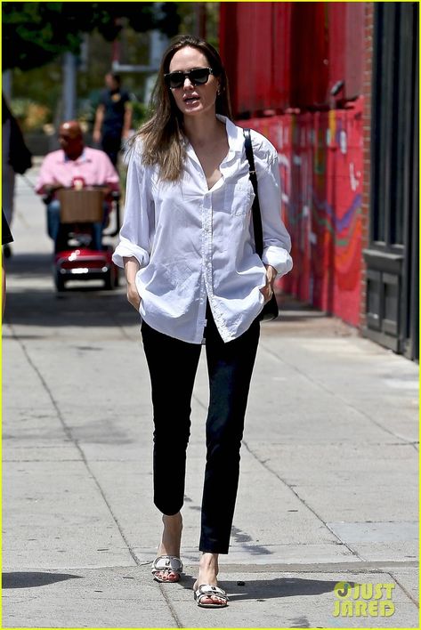 Angelina Jolie Street Style, Angelina Jolie Style, Girl Interrupted, White Button Down Shirt, Looks Street Style, Lara Croft, Mode Inspo, 여자 패션, Angelina Jolie