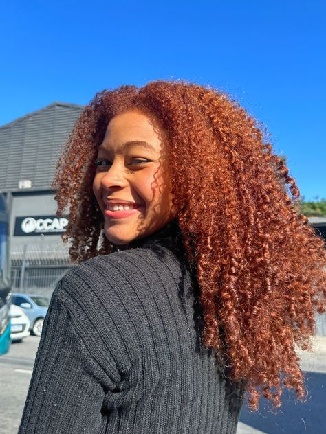 90s Blonde Highlights, Red Hair On Brown Skin, Blonde Highlights Curly, 90s Blonde, Cowgirl Copper, Blonde Highlights Curly Hair, Curly Heads, Hair Color For Brown Skin, Pretty Red Hair