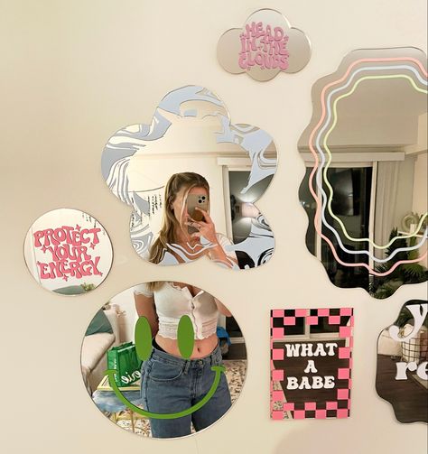 Paint On Mirror Aesthetic, Retro Wall Mirror, Funky Mirror Wall, School Mirror Decorating Ideas, Selfie Room Ideas Salon, Cute Mirror Designs, Paint Mirror Ideas, Selfie Mirror Decor, Mirror Room Aesthetic