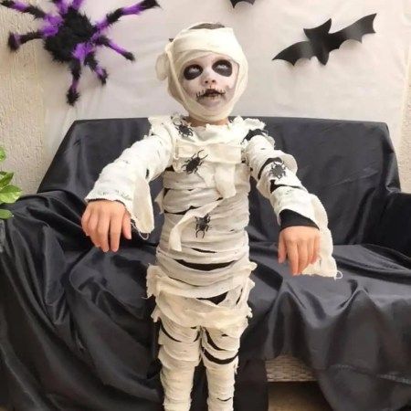 Disfraces de Halloween para niña caseros: momia Little Boy Halloween Makeup, Kids Boys Halloween Costumes, Boys Halloween Makeup Kids, Boys Zombie Makeup, Toddler Zombie Costume Boy, Halloween Makeup Ideas For Boys, Scary Boy Halloween Costumes, Halloween Makeup Boys Kids, Diy Halloween Scary Costumes