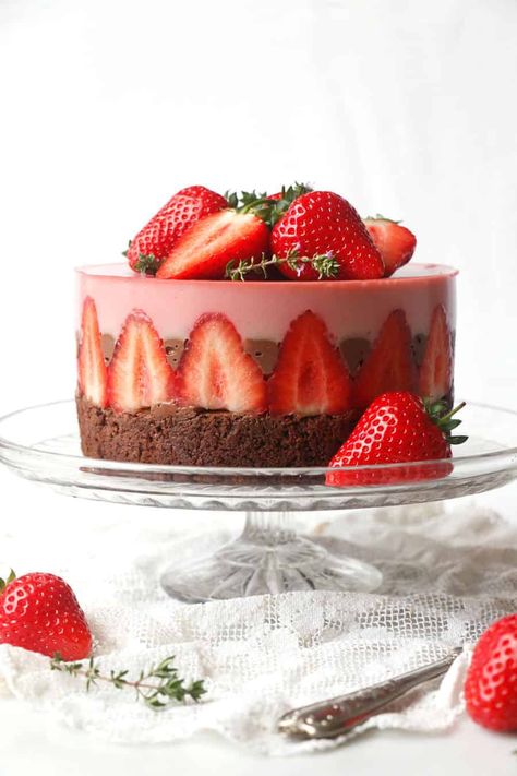 Strawberry Chocolate Torte (vegan & gluten-free) Vegan Puddings, Desserts Photography, Torte Vegan, Strawberry Chocolate Cake, Cake Flavours, Vegan Chocolate Recipes, Mini Cake Recipe, Coconut Tart, Torte Recipe