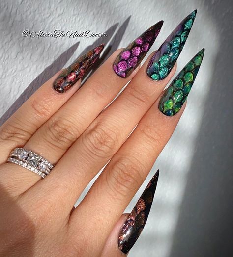 𝒯𝒽𝑒 𝒩𝒶𝒾𝓁𝑜𝓁𝑜𝑔𝓎 ℒ𝒶𝒷 💅🏼🔬🧪 on Instagram: “CAT EYE scales! I’m lovin how these look like! Dragon lady here I come! 🐉 . . . . PLEEEEEEASE SAVE! LIKE! SHARE! REPOST! COMMENT DOWN…” Scale Nails Designs, Dragon Eye Nails, Dragon Scale Nails, Lilith Nails, Reptile Nails, Weird Nails, Pedi Inspiration, Fish Scale Nails, Nail Designs Bling