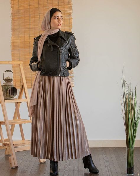 Modest Skirt Outfits Muslim, Modest Skirt Outfits, Outfits Muslim, Rock Style Outfits, Leather Jacket Outfit, Modest Skirt, Hijabi Style, Aesthetic Outfit Ideas, Skirts With Boots