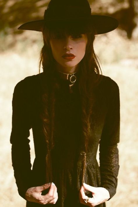 /r/fringefashion heavy metal/old west photo dump - Album on Imgur Southern Gothic Fashion, Strega Fashion, Dark Mori, Witch Fashion, Witchy Fashion, Mode Boho, Modern Witch, Southern Gothic, Witchy Woman