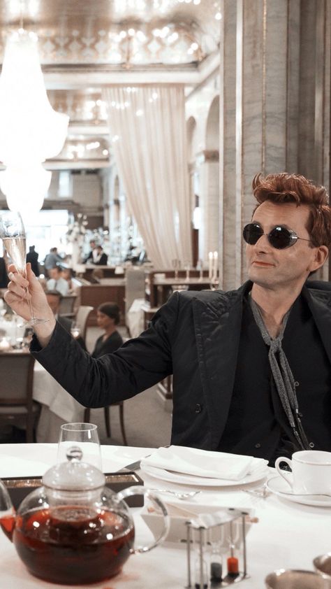 Good Omens Book, Idee Cosplay, Michael Sheen, Good Omens, Movies And Series, Matching Wallpaper, Neil Gaiman, Angels And Demons, Series Movies