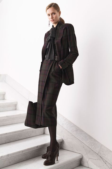 Ralph Lauren Fall 2020 Ready-to-Wear collection, runway looks, beauty, models, and reviews. Ralph Lauren Fall 2020, Ralph Lauren Fall, Deep V Dress, Vogue Russia, Ralph Lauren Collection, Look Vintage, Vogue Paris, Fashion Pictures, Well Dressed