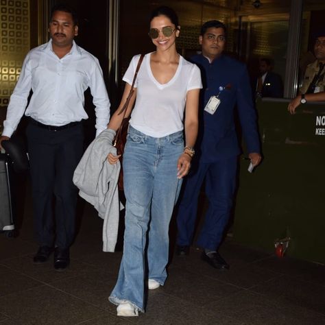 Back in the bay #deepikapadukone #sunday Deepika Padukone Airport Look, Parineeti Chopra, Airport Look, Ranveer Singh, Jacqueline Fernandez, Prom Pictures, Priyanka Chopra, Dress Gift, Deepika Padukone