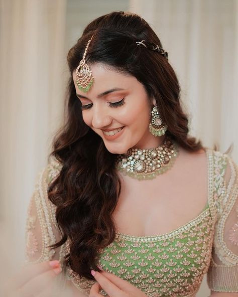 Aastha Shah | My delusional mehendi ceremony with?🧚🏻‍♂️ Outfit - @riantasofficial Jewellery - @mnk.jewels HMU - @kajolrpaswwanmakeupacademy... | Instagram Partition Hairstyle, Cute Photo Poses, Mehendi Ceremony, Best Bridal Makeup, Saree Poses, Girl Crush Fashion, Stylish Couple, Hand Pictures, Italian Women