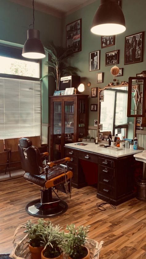 Retro Barbershop Interior, Victorian Barber Shop, Old School Interior Design, Old School Barbershop, Classic Barbershop Design, Rustic Barber Shop Decor, Old School Barber Shop Decor, Barber Shop Interior Vintage, Home Barber Shop Ideas