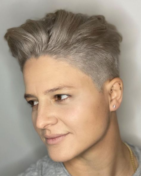 90s Lesbian Hair, Lesbian Haircut For Plus Size, Butch Haircuts Women, Butch Lesbian Haircut, Short Lesbian Hair Haircut, Lesbian Haircut Long, Lesbian Hairstyles Short, Masc Lesbian Haircut, Butch Hair