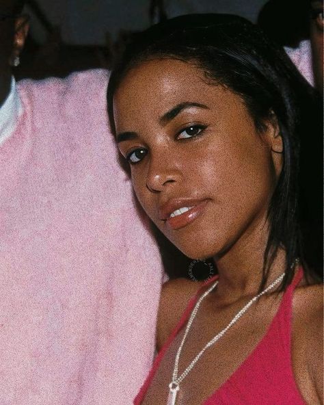 Aaliyah Hair, Aaliyah Pictures, Aaliyah Haughton, Jhene Aiko, No Makeup, Cute Cats And Dogs, Favorite Authors, Aaliyah, Her Music