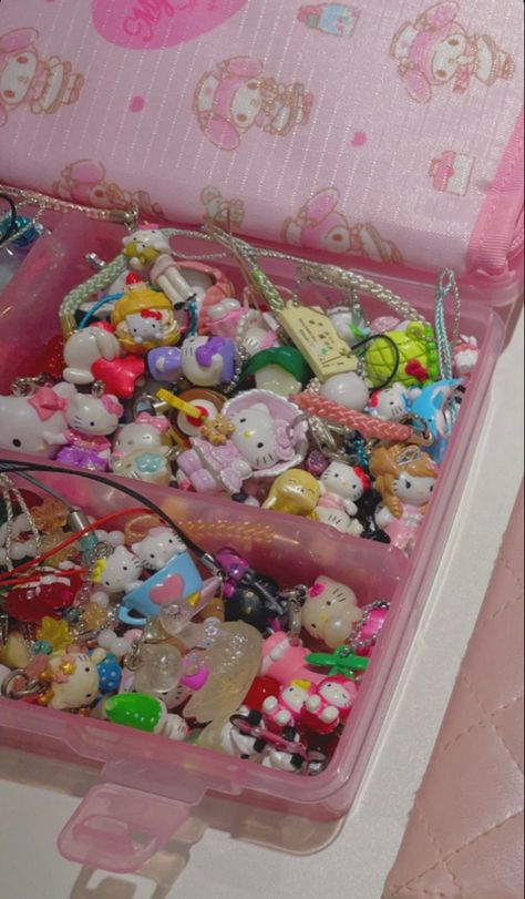 Trinkets Collection, Gyaru Hello Kitty, Kawaii Gift Ideas, Hello Kitty Charms, Hello Kitty Toys, Hello Kitty Aesthetic, Kawaii Core, Phone Charms, Hello Kitty Items