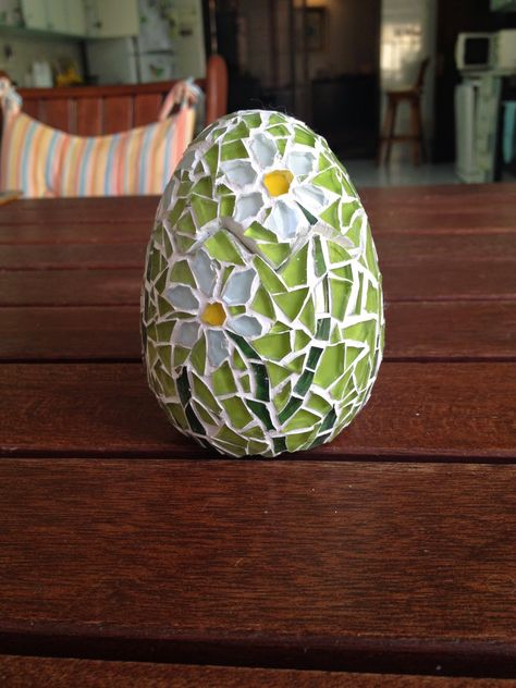 Talking Tesserae: Easter Egg for My Daughter Mosaic Balls, Easter Egg Projects, Egg Artwork, Eggshell Mosaic, Mosaic Christmas, Garden Mosaics, Easter Egg Ideas, Easter Crafts For Adults, Egg Craft