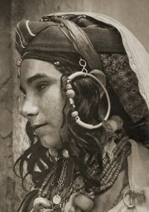 Elaborate Jewelry, Fotocamere Vintage, Jewish Women, Vintage Portraits, People Of The World, World Cultures, 인물 사진, North Africa, Vintage Photographs