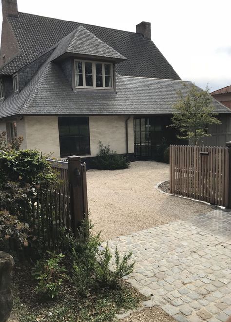 Driveway Ideas Cheap, Front Garden Ideas Driveway, Cobblestone Patio, Garden Ideas Driveway, Driveway Entrance Landscaping, Cobblestone Driveway, Gravel Landscaping, Driveway Paving, St Denis