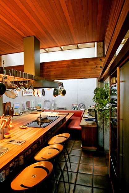 Architect Ray Kappe's home. I'm officially a fan. Note the storage under the counter and the 1-foot-square ceramic tile on the floor, a subdued earthtone. The wood ceiling and cross beams. The bar runs right up to the bench seating. 70s Atrium House, Modern Adobe House Kitchen, Modern House With Tree Inside, Kitchen Niche, Mid Century Kitchen, Mid Century Architecture, Mid Century Modern House, Architectural Inspiration, Beach House Decor