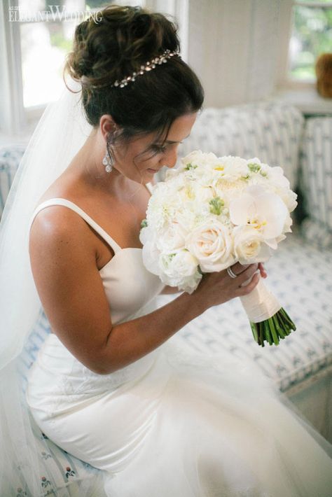 White Rose Bridal Bouquet With Greenery, White Cream Wedding, Wedding With Greenery, Cream Wedding Bouquet, Bridal Bouquet Styles, Bouquet Pastel, Sanggul Modern, White Rose Wedding Bouquet, Greenery Wedding Bouquet