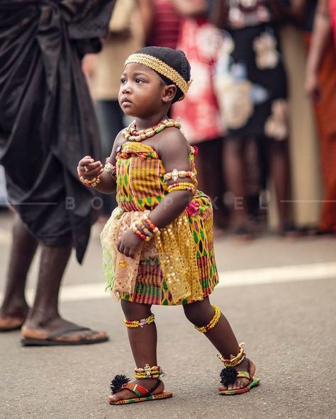 Young Ghanaian adowa dancer. Ghanaian Dresses, Ghana Culture, Black Dancers, African Artwork, African Dance, African Royalty, Kente Styles, African Children, Traditional Dance