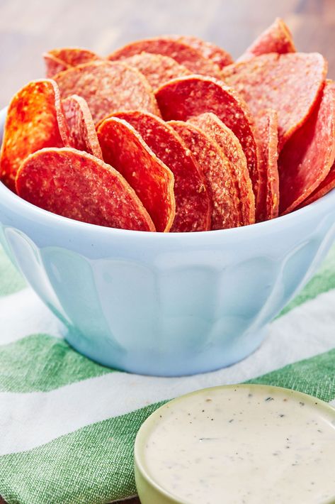 Salami ChipsDelish Salami Chips, Avocado Chips, Bacon Crisps, Low Carb Chips, Easy Low Carb Snacks, Hiking Snacks, Easy To Make Appetizers, Gluten Free Appetizers, Bacon Avocado