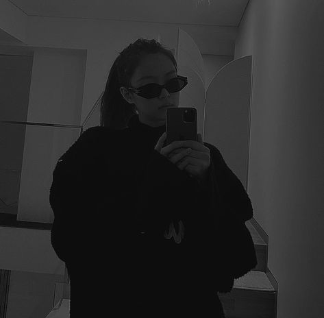 Dark Pictures, Blackpink And Bts, Black And White Aesthetic, Black Pink Songs, Foto Pose, Blackpink Photos, White Aesthetic, Blackpink Lisa, Blackpink Jennie