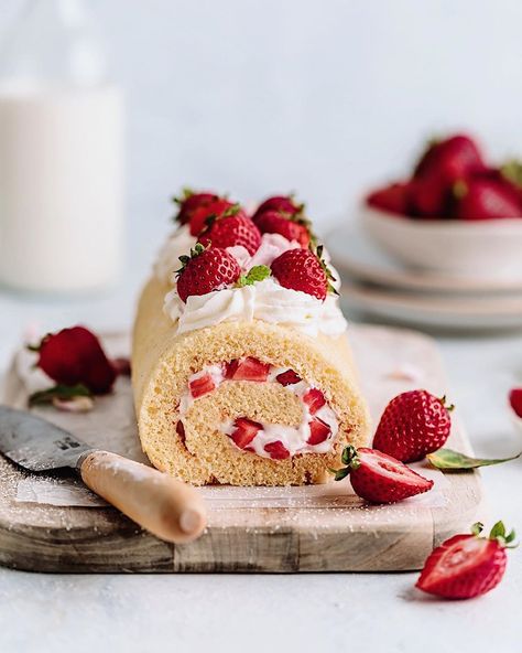 Rosana | Food Photographer on Instagram: “Strawberry Brazo Gitano! 🍓This fluffy and spongy cake roll is filled with fresh @castrawberries strawberries & cream cheese, and topped…” Chocolate Loaf Cake, Strawberry Cream Cheese, Fruit Jam, Swiss Roll, Roll Cake, Cream Cheese Filling, Cake Roll, Strawberries And Cream, Kefir