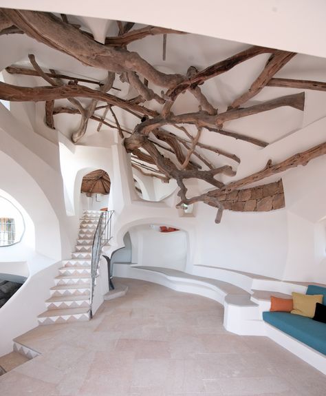 VILLA DUE MARI | Costa Smeralda,Sardinia, Italy | Luxury Portfolio International Member - Immobilsarda SRL Hippy House, Luxury Portfolio, Cob House, Natural Building, Organic Architecture, Living And Dining Room, Sardinia, Design Case, Wood Design