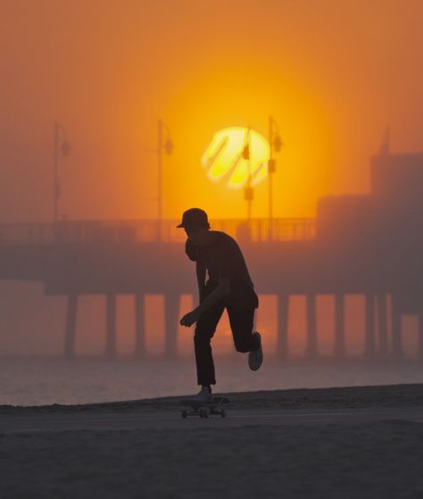 Sunset skate...#skate #skateboard #sunset #bluetomato Skating Reference, Skateboard Sunset, Track Workout Training, Rodney Mullen, Skate Photography, Skate Aesthetic, Skateboard Park, Skateboard Aesthetic, Skate Photos