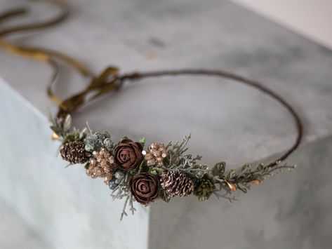 A winter flower crown in beautiful tones of green, brown, white and gold. Thanks to the use of artificial flowers and leaves, the crown is durable. It is a special touch to your bohemian look. A flower crown is more beautiful than the pictures. Is perfect for garden wedding. Head circumference: one size fits all (adjustable) We offer customized accessories, matching the floral crown. Here you can buy a matching floral boutonniere: https://www.etsy.com/listing/672949700/customized-flower-boutonniere You can also buy a fitted flower comb: https://www.etsy.com/listing/696659747/customized-flower-comb or a matching floral bracelet: https://www.etsy.com/listing/686638755/customized-flower-bracelet Thank you for visiting our store!