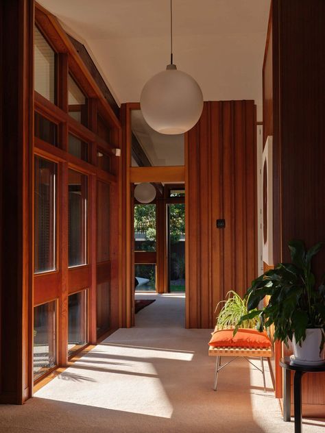 A sunlit entryway leads to three bedrooms along the right side of the home, and the living areas along the left. A wall of windows overlooks the central patio and solar-heated swimming pool. #dwell #midcenturymodern #realestate #newzealand Midcentury Modern Beach House Exterior, 70s Beach House, Mid Century House Interior, Mid Century Beach House, 80s House, Beam Structure, Traditional Japanese Architecture, Renovation Inspiration, Family Design