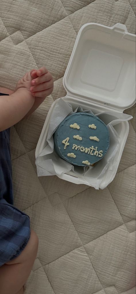 4 months old Korean bento cake for baby boy , blue bento cake with clouds Simple Half Birthday Cake, Korean Bento Cake, Korean Bento, Cake For Baby Boy, Aesthetic Birthday Cake, Half Birthday Cakes, Boy Cakes, Cake For Baby, 4 Month Old Baby