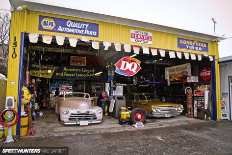 Car Hangout, Garage Hangout Ideas, Vintage Garage Ideas, Garage Shoe Storage, Garage Hangout, Mechanic Shop Decor, Japanese Car Culture, Cuci Motor, Hangout Ideas