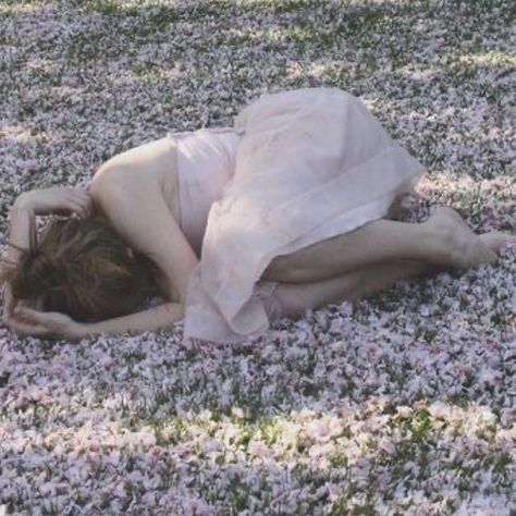 flower field Female Hysteria, Last Unicorn, Sylvia Plath, Poses References, Creepy Cute, Pics Art, Just Girly Things, Pretty Little Liars, Pose Reference