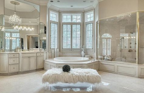 Castle Bathroom Luxury, Extravagant Master Bath, Biggest Bathroom In The World, Big Fancy Bedrooms, Bathtub In The Middle Of The Room, Big Bathroom Aesthetic Luxury, Big Fancy Bathroom, Bloxburg Fancy Bathroom, Royal Bathroom Aesthetic