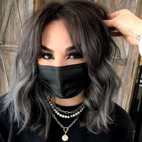 Graue Haare haben bedeutet nicht alt zu seinsondern elegantSehen Sie unsere anziehende Ideenwie graue Strähnen in braune Haare färben Charcoal Grey Hair Balayage, Dark Brown Silver Balayage, Dark Silver Balayage, Lob Balayage Black Hair, Black Silver Ombre Hair Short, Brunette And Grey Balayage, Dark Brown Gray Balayage, Dark Brown To Silver Ombre, Dark Hair With Gray Balayage