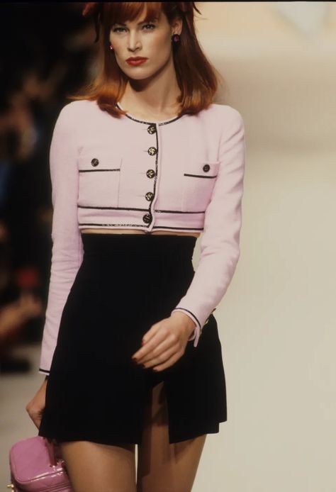 Chanel (vintage) Spring 1995 ready to wear collection  .. Follow for more 90s and 2000s runway fashion fashion week love, I upload daily <3 Chanel Spring 1995, Golden Moments, Chanel Runway, High Waisted Skirts, 90s Runway Fashion, Mode Chanel, Chanel Spring, Chanel Vintage, Hollywood Fashion