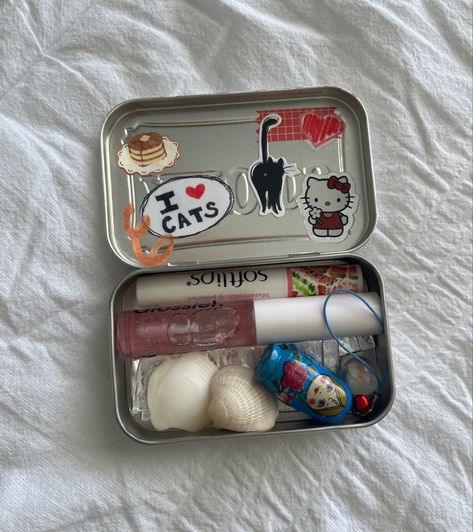 Aesthetic Altoid Tin, Alto Is Tin Ideas, Altoids Tins Aesthetic, Painted Altoid Tins, Altoids Wallet Stickers, Trinket Box Painting Ideas, Altoids Wallet Ideas, Altoid Tin Wallet, Altoids Tin Wallet