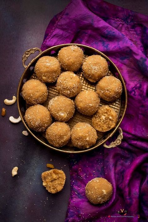 Churma Ladoo - Binjal's VEG Kitchen Ladoo Photography, Churma Ladoo, Sweets Photography, Indian Food Photography, Bengali Food, Diwali Sweets, Diwali Food, Indian Dessert, Indian Dessert Recipes