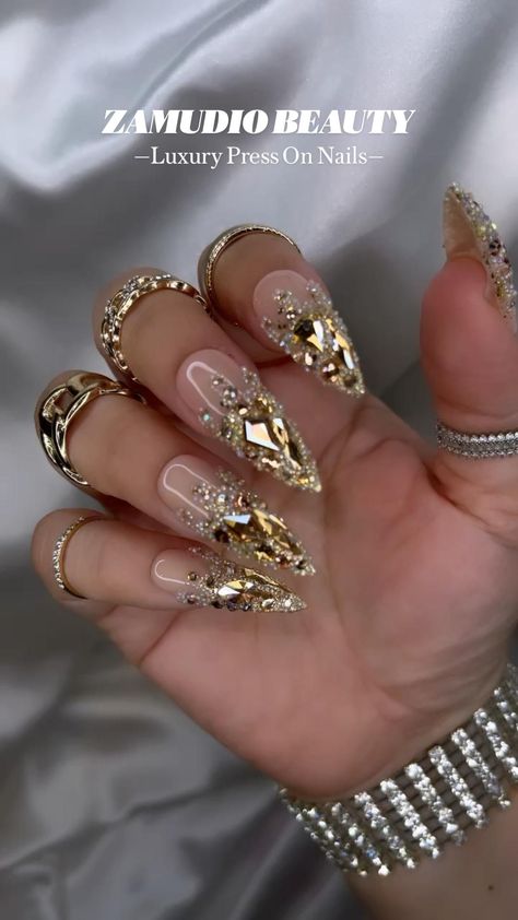 Gold bling blinglong stilettoluxurypress on nailsalso available in several other shapes and lengths💕 Bling Stiletto Nails, Gold Stiletto Nails, Bedazzled Nails, Ongles Bling Bling, Spring Nail Ideas, Bridal Nail, Gold Acrylic Nails, Bridal Nail Art, Luxury Press On Nails