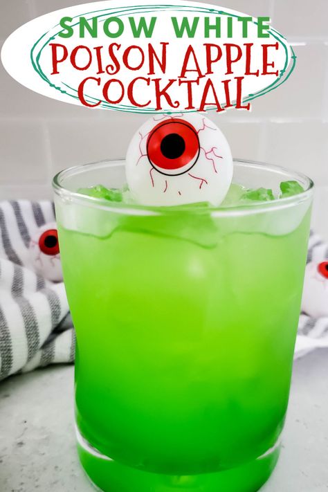 Snow White Food Recipes, Poison Apple Cocktail, Green Apple Cocktails, Apple Cocktail Recipes, Green Cocktails, Halloween Themed Drinks, Disney Inspired Cocktails, Snow White Poison Apple, Disney Cocktails