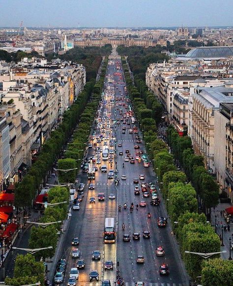 Champs-Élysées, Paris, France 🇫🇷 A vibrant evening view of the iconic Champs-Élysées, one of the most famous avenues in the world. Lined with trees and bustling with traffic, the avenue stretches towards the Place de la Concorde and beyond, capturing the heart of Parisian life. Champs Elysees Shopping, Best Place To View Eiffel Tower, Paris Plane View, View From Arc De Triomphe, Champs Elysees Paris, Evening View, Champs Élysées, Parisian Life, Champs Elysees