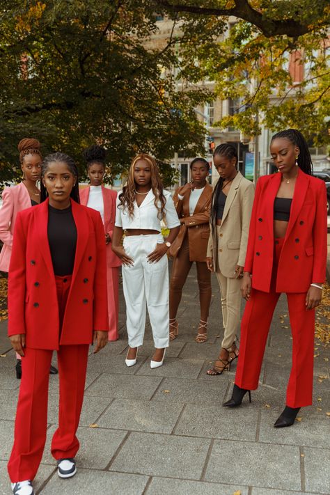 Black Women In Suits, Coaching Outfits, Black Suit Red Tie, Women In Suits, Coach Outfits, Coat Suit, Cute Modest Outfits, Tie For Women, Queer Fashion