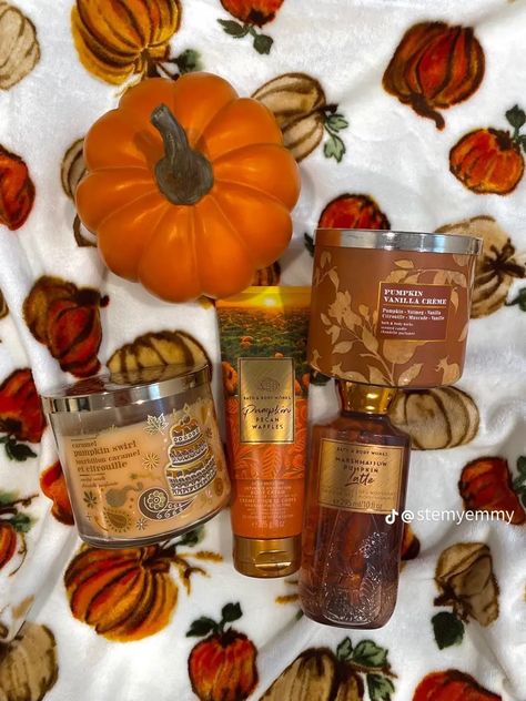 Bath And Body Works Halloween 2024, Fall Bath And Body Works Aesthetic, Fall Candles Bath And Body Works, Bath And Body Works Fall Scents, Fall Bath And Body Works, Fall Body Care, Bath And Body Works Autumn, Bath And Body Works Aesthetic, Bath And Body Works Halloween