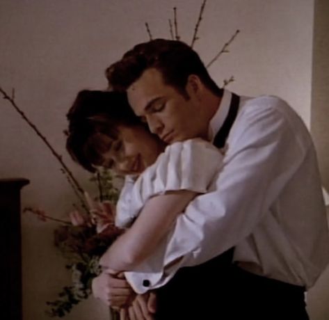 Dylan McKay (Luke Perry) and Brenda Walsh (Shannen Doherty) in Beverly Hills, 90210 Brenda And Dylan, Dylan And Brenda, Brenda 90210, Dylan Mckay, Brenda Walsh, Thrown Under The Bus, Best Tv Couples, Jennie Garth, Luke Perry