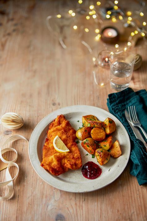 Dish With Potatoes, Germany Food, German Bread, German Sausage, German Baking, Pork Schnitzel, Chicken Schnitzel, Wiener Schnitzel, European Recipes