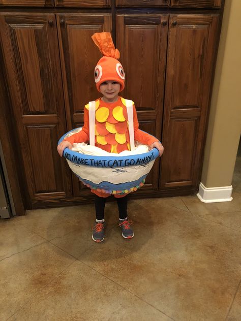 Creative diy fish in the bowl costume. Dr Seuss Fish Costume, Fish Bowl Costume, Fish Costume Diy, Dr Seuss Diy Costumes, Goldfish Costume, Rainbow Fish Book, Halloween Costumes Easy, British Icons, Characters Costumes