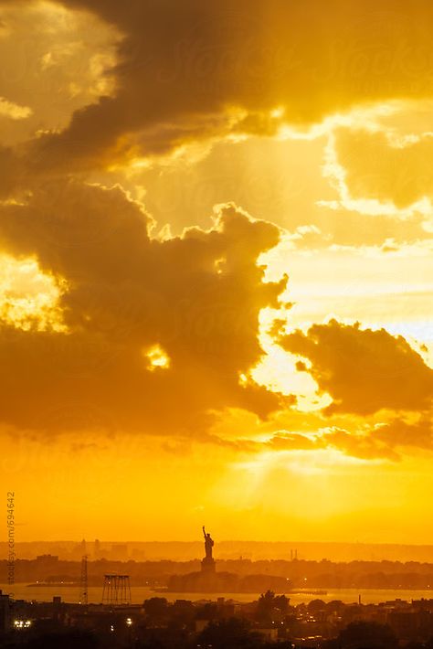 Yellow Light Photography, Light Yellow Aesthetic, Soft Yellow Aesthetic, Sun Core, Yellow Landscape, Yellow Core, Monochromatic Aesthetic, Beach Sunset Photography, Yellow Pantone