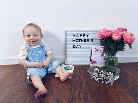 Mothers Day Milestone Pictures, Baby’s First Mother’s Day Photo, Mother's Day Baby Photoshoot, Baby Letter Board Ideas, Letter Board Ideas, Mommy Daughter Photoshoot, Daughter Photoshoot, Milestone Pictures, Baby Letters