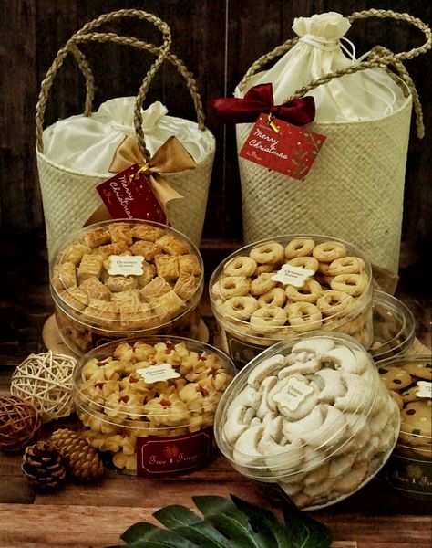 Food Gift Hampers Packaging Ideas, Hampers Ideas Idul Fitri Cookies, Hampers Kue Lebaran, Hampers Lebaran Aesthetic, Kue Lebaran Aesthetic, Eid Hampers Packaging, Hampers Kue Kering Lebaran, Hampers Ideas Idul Fitri, Ide Hampers Lebaran